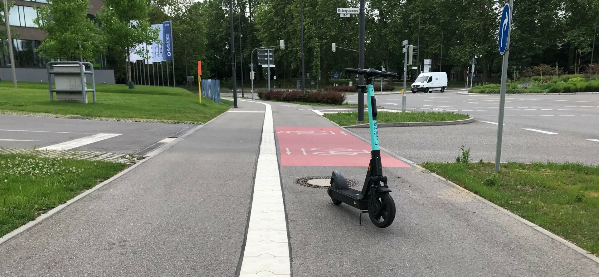 Geparkter E Tretroller versperrt Fahrradweg. © Fraunhofer IAO Janika Kutz