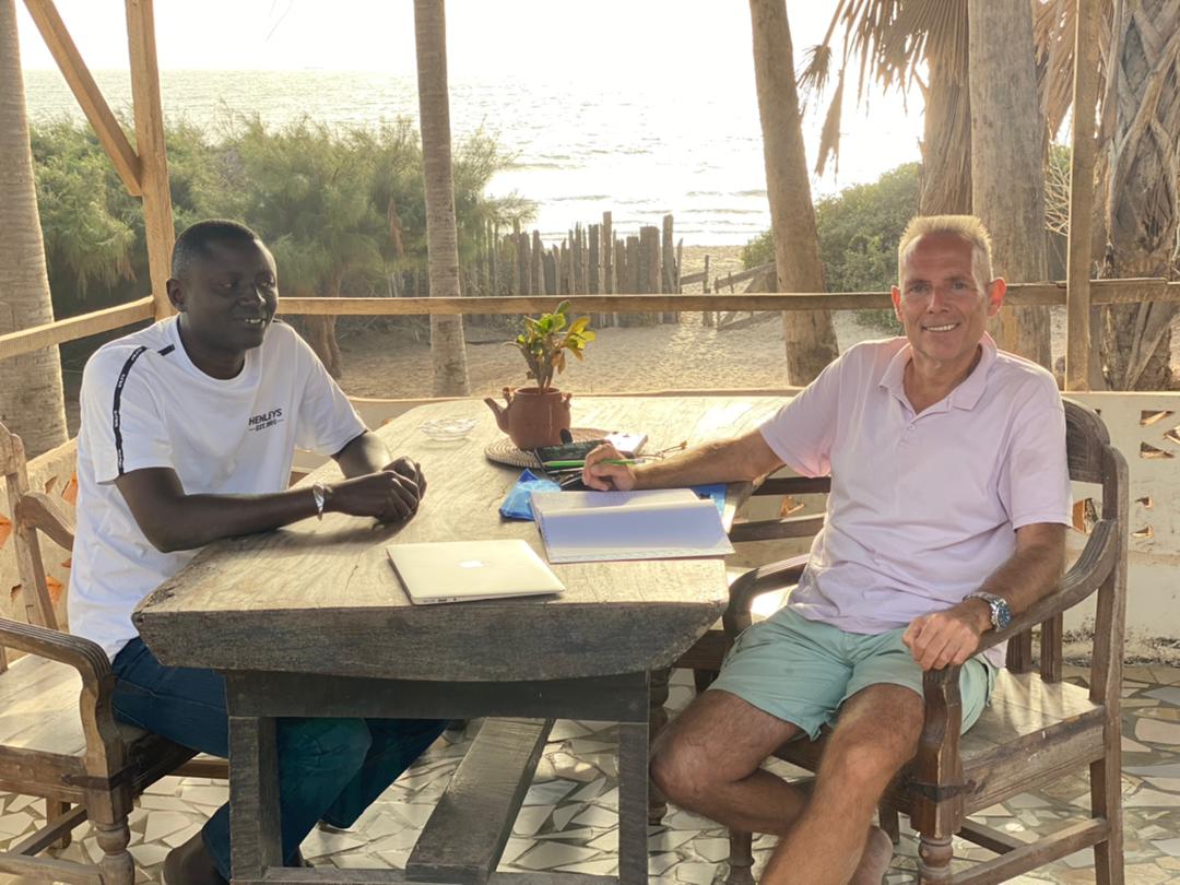 Interview with the manager of Boboi Beach Resort, Buba Jammeh on the left. In the background the stunning atlantic beach of the location. © 2022 by www.bellacoola.de